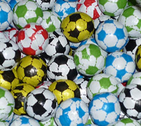 Продуктови Категории Шоколади Пакет шоколадови футболни топки 105 бр. 500 гр.